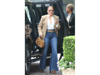 Jennifer Lopez mit der Gucci Blondie Tasche und Schlagjeans: Der Vintage-Boho-Look ist der Trend des Herbstes 2025.