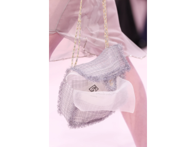 Dieses ikonische Modell von Chanel wird in einer raffinierten Version interpretiert, die von der Haute Couture inspiriert ist