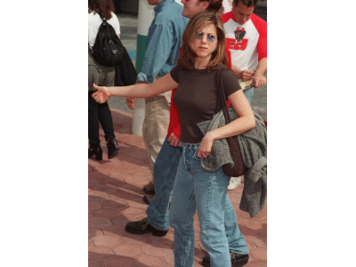 Wie erreicht man einen Jeans-Look, inspiriert von den Modeikonen der 90er – von Caroline Bessette-Kennedy bis Cindy Crawford?