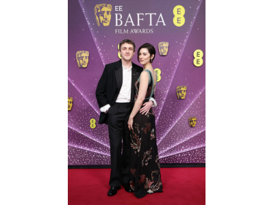 Paul Mescal und Gracie Abrams machten ihre Beziehung öffentlich, indem sie gemeinsam auf dem roten Teppich der BAFTA Awards 2026 erschienen.