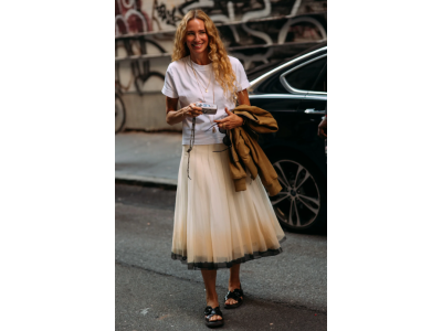 Der Maxi-Rock gehört zu den führenden Trends für Frühjahr–Sommer 2026 und ist ideal für frische Looks mit einem eleganten Pariser Flair.