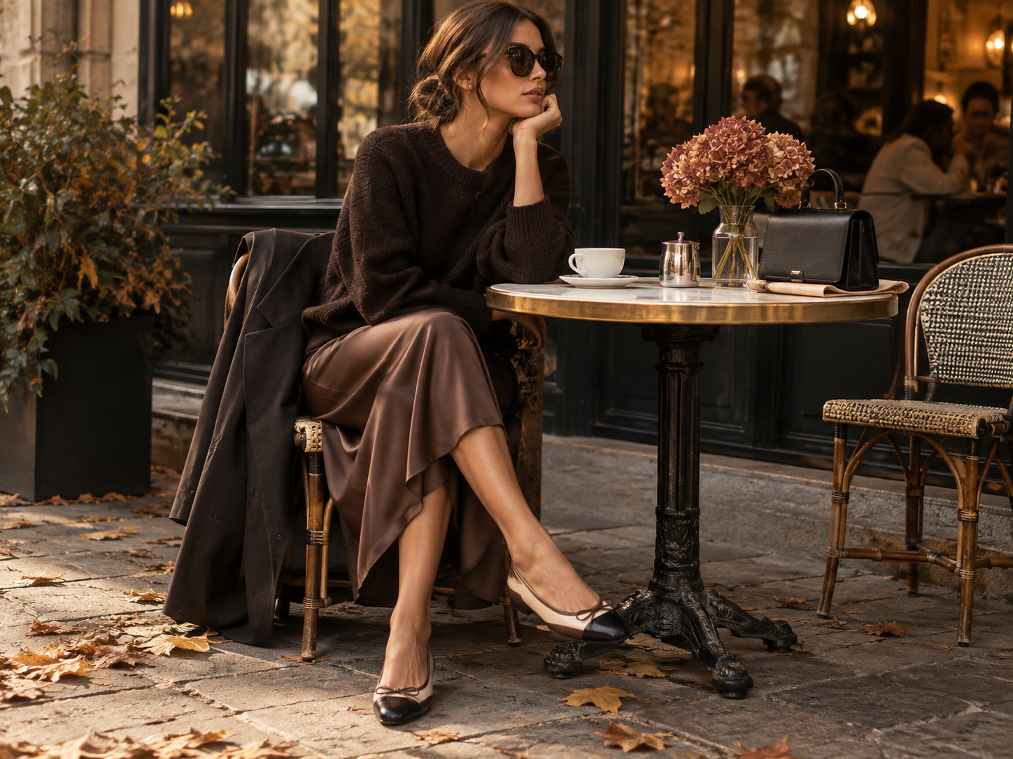 Eleganter Herbstlook mit Ballerinas Midirock Strickpullover und Damentasche