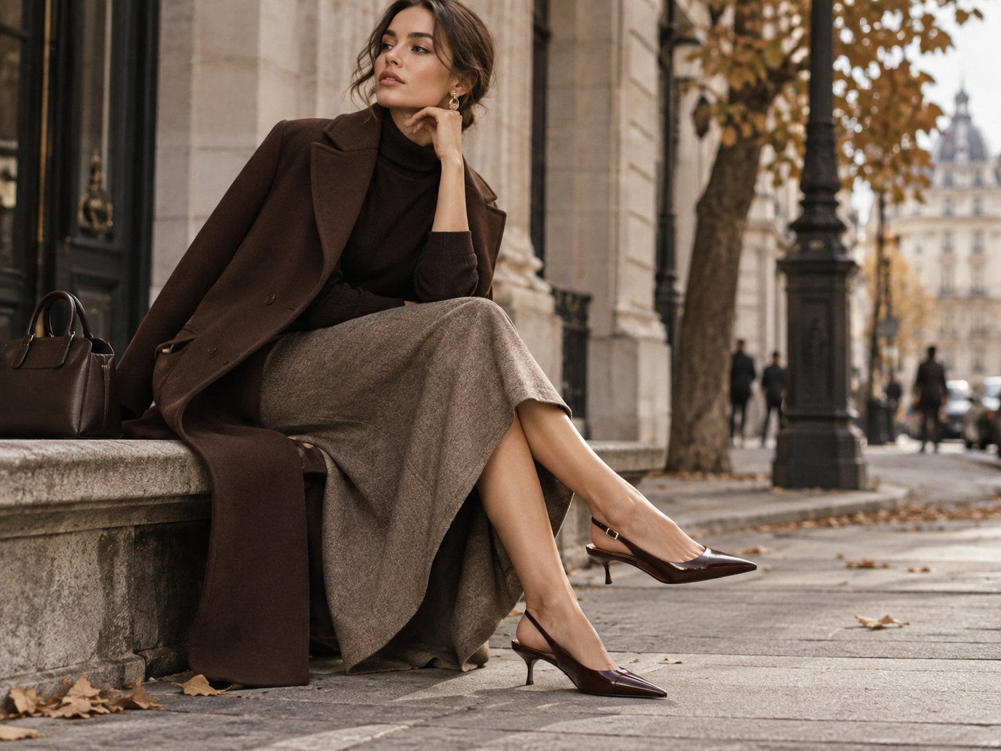 Eleganter Damenlook mit Slingback Schuhen niedrigem Absatz Midirock und braunem Mantel